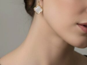 Brinco Click Madrepérola Trevo