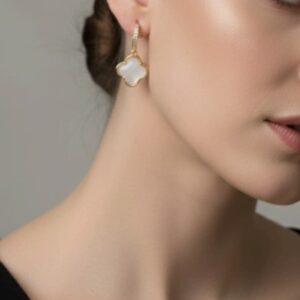 Brinco Click Madrepérola Trevo